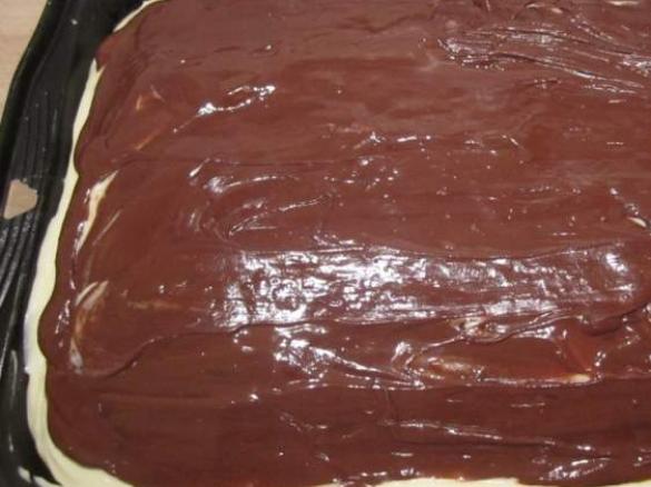 Bananenkuchen mit Puddingcreme und Schokoguß