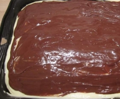 Bananenkuchen mit Puddingcreme und Schokoguß