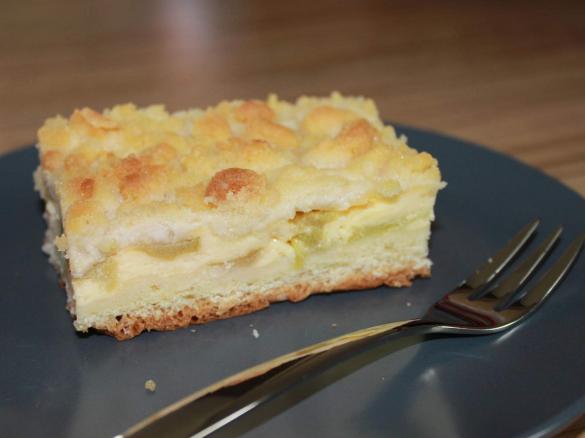 Rhabarberkuchen mit Quark und Streusel