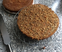 Rüblitorte mit Frischkäseherz (ohne Mehl)