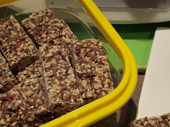 Müsliriegel mit weißer Schokolade (ohne backen)