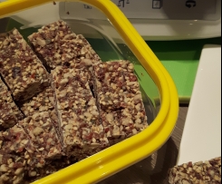 Müsliriegel mit weißer Schokolade (ohne backen)