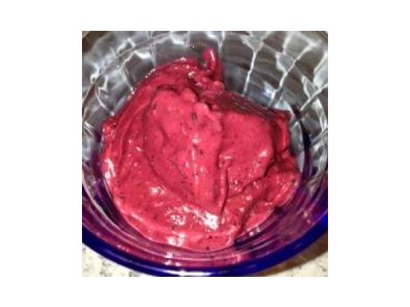 Nicecream.Schnelles veganes Waldbeeren-Softeis