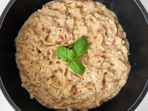 One Pot Pasta - Lachsnudeln in Sahnesosse