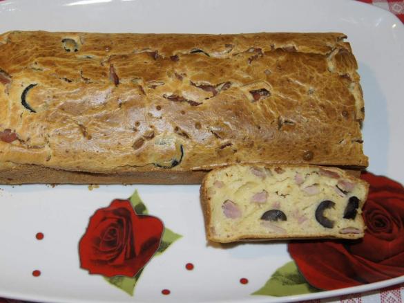Plumcake mit Schinken und Schwarzen Oliven