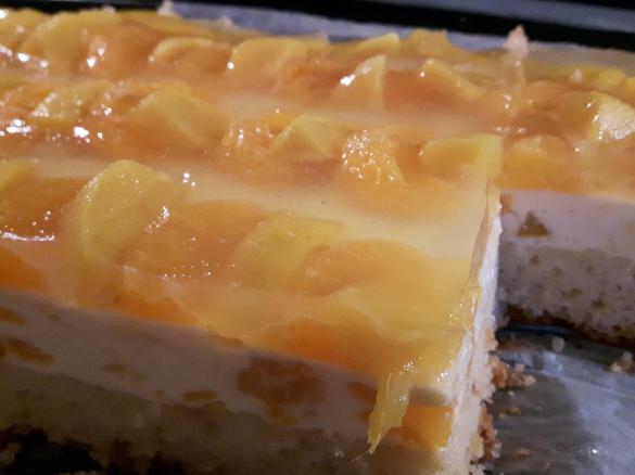 Schmandkuchen mit Früchten vom Blech