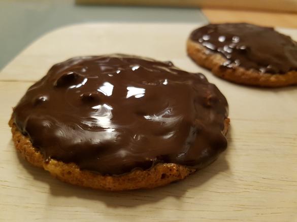 Nussplätzchen auf Oblaten