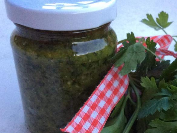 Variation von Petersilienpesto