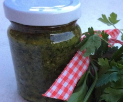 Variation von Petersilienpesto