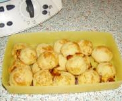 Variation von Oliven-Käsebällchen