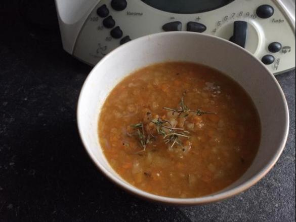 Rote Linsensuppe mit Thymian