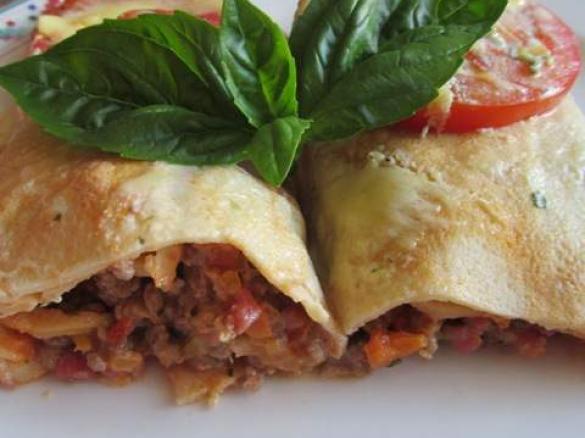 Pfannkuchen mit Gemüse-Hackfleischfüllung (mit Tomaten und Käse überbacken)