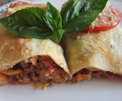 Pfannkuchen mit Gemüse-Hackfleischfüllung (mit Tomaten und Käse überbacken)