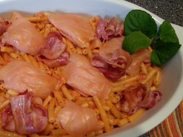 Kurze Maccaroni mit Wodka, Räucherlachs und geröstetem Bacon