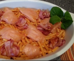 Kurze Maccaroni mit Wodka, Räucherlachs und geröstetem Bacon