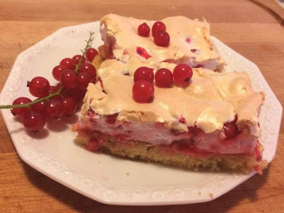 Haferflocken-Johannisbeer-Schnitten mit Baiser