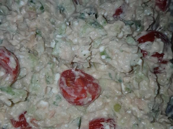 Thunfischcreme stückig mit Feta, Gurke und Cocktailtomaten