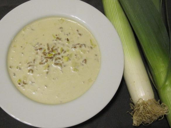 Schnelle Käse-Lauch-Suppe mit Hack wie angebraten