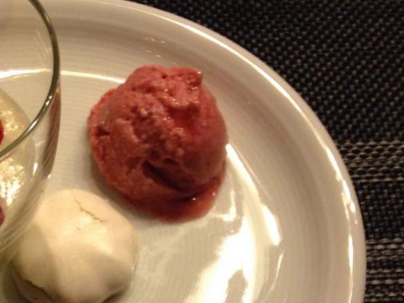 Variation von Erdbeereis mit Frischkäse