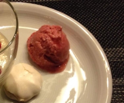 Variation von Erdbeereis mit Frischkäse