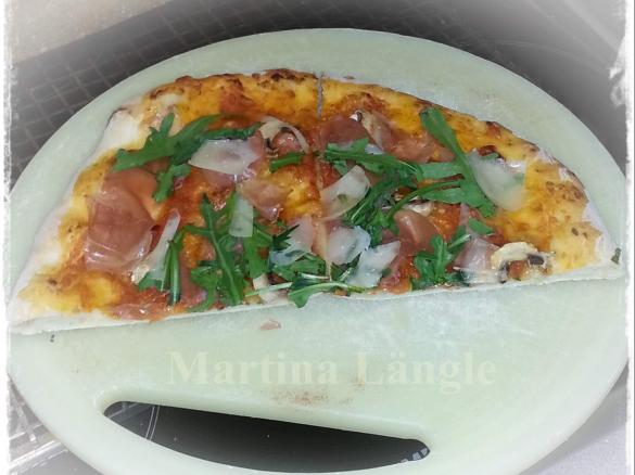 Pizza mit Rucola, Steinpilzen, Parmaschinken und Parmesankäse