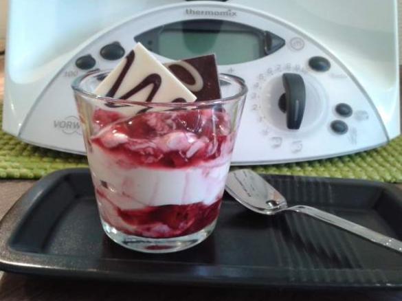 Eierlikörcreme mit Roter Grütze - ein Traum!