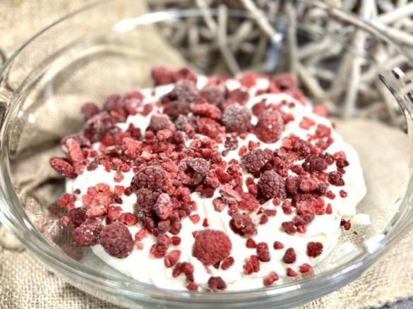 Weiße Schokomousse mit Himbeeren und Amarettini