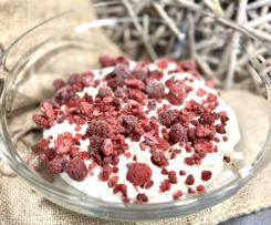 Weiße Schokomousse mit Himbeeren und Amarettini