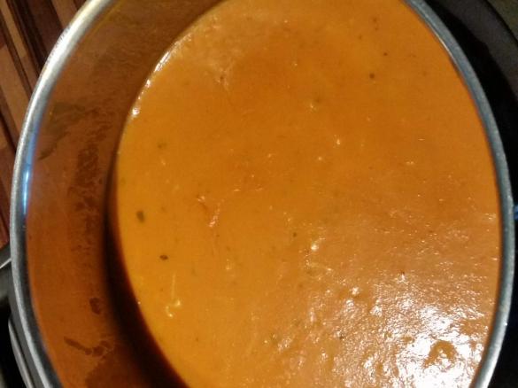 Würzige Tomatensuppe mit Nudeln