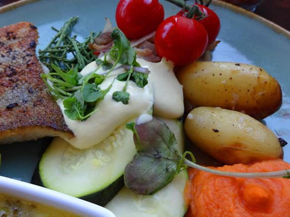 Zanderfilet mit Süßkartoffel-Püree und gemischtem Gemüsen