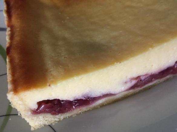 Käsekuchen vom Blech mit Kirschfüllung