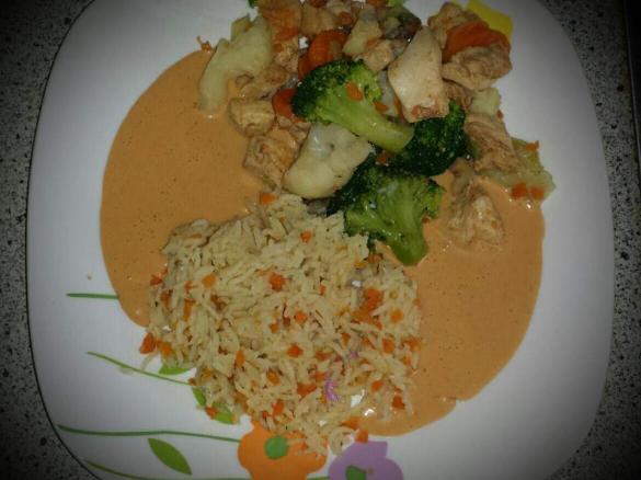 Hähnchenfilet mit Gemüse und Erdnusssoße