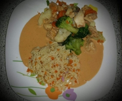 Hähnchenfilet mit Gemüse und Erdnusssoße