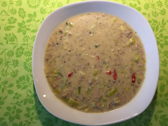 Käsesuppe mit Hackfleisch und Lauch