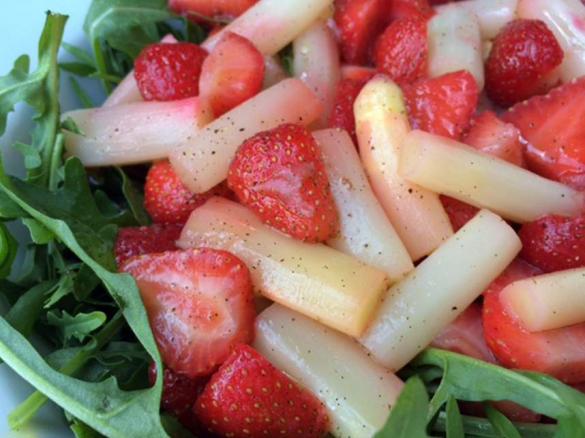Spargel-Erdbeer-Salat auf Ruccola mit Vanilledressing