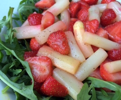 Spargel-Erdbeer-Salat auf Ruccola mit Vanilledressing