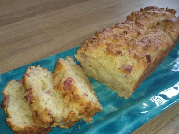 Saftiges Speckbrot mit Käse