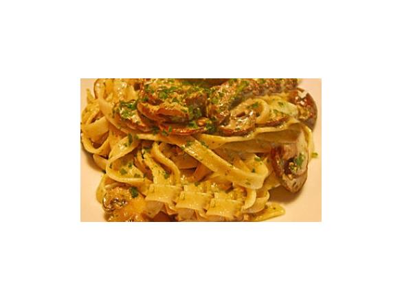 Frische Weißwein-Tagliatelle mit Champignon-Cognac-Sahne-Sauce