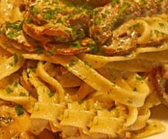 Frische Weißwein-Tagliatelle mit Champignon-Cognac-Sahne-Sauce