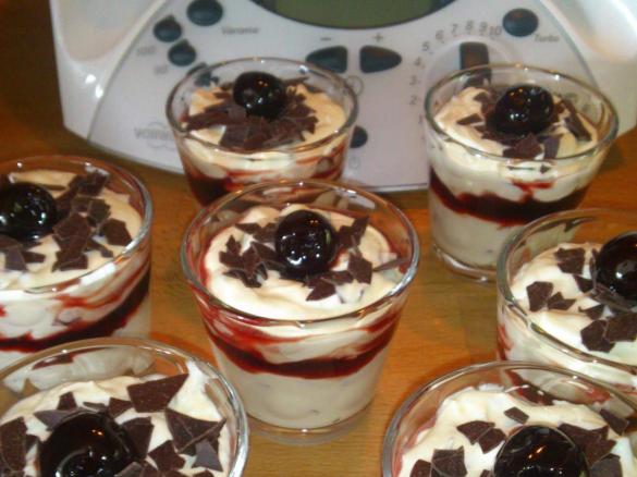 Lockere Mascarpone-Quark-Sahne Creme mit Amarenakirschen