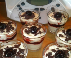 Lockere Mascarpone-Quark-Sahne Creme mit Amarenakirschen