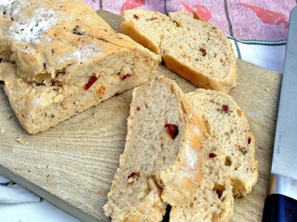 Ciabatta Brot mit getrockneten Tomaten und Pepperoni
