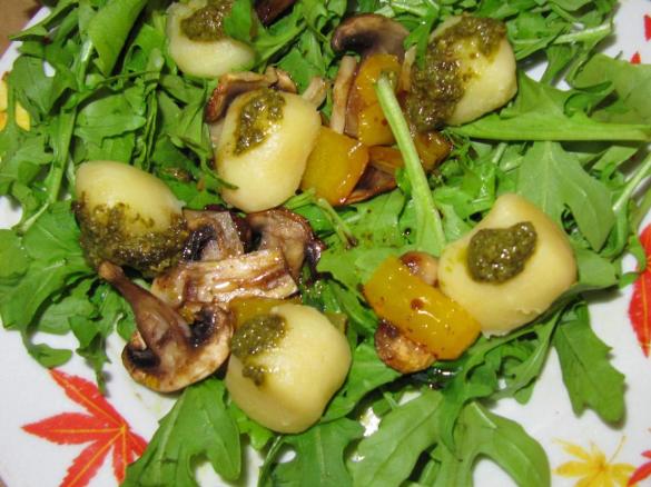 Rucola Salat mit Champignons und Mini-Knödel