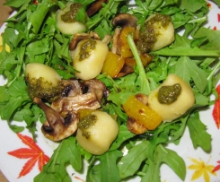Rucola Salat mit Champignons und Mini-Knödel