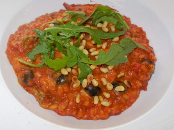 Mediterranes Tomaten-Risotto und Rucola