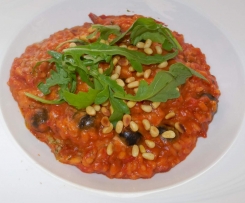 Mediterranes Tomaten-Risotto und Rucola