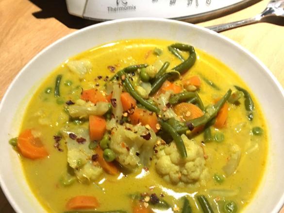 Indische Gemüsesuppe mit Kokosnote