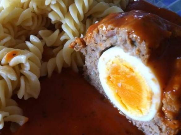 Ei im Hackfleischnest mit Tomatensoße