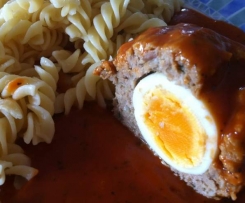 Ei im Hackfleischnest mit Tomatensoße