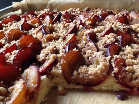 Hefe Zwetschgen Datschi / Pflaumenkuchen mit Streusel
